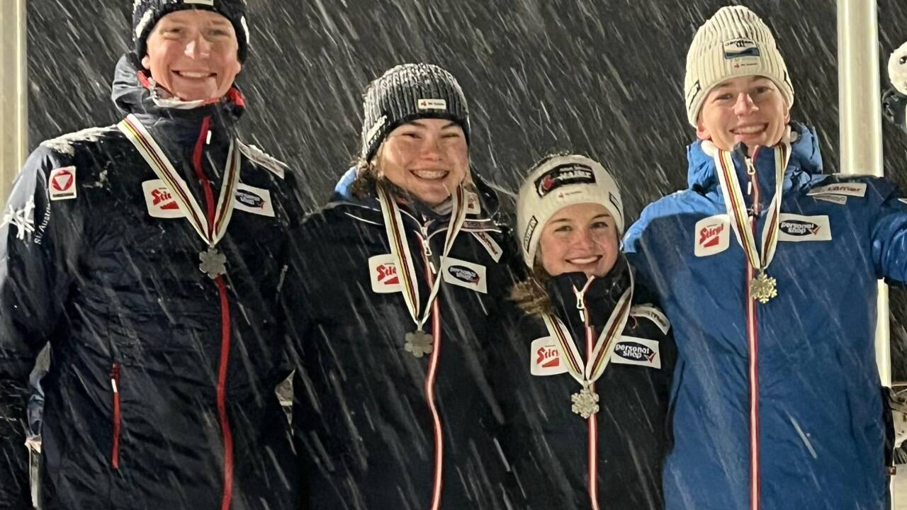 Andreas Gfrerer (r.) holte im Mixed-Team mit Paul Walcher, Katharina Gruber und Anna-Sophia Gredler (v.l.n.r.) bei der Junioren-WM Silber. Zuvor krönte er sich im Team-Sprint mit Walcher bereits zum Weltmeister.  