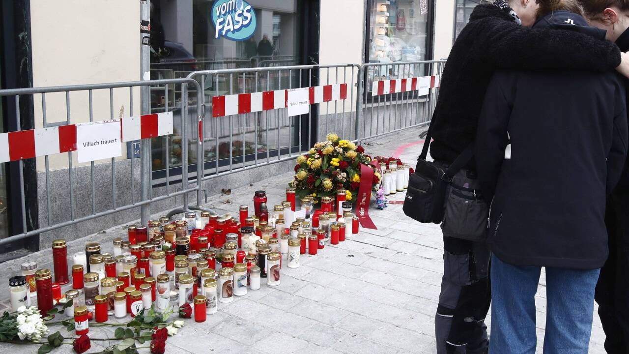 Freunde des getöteten 14-Jährigen bei der Trauerzone am Tatort. Doch auch Rechtsextreme haben den Ort zu ihrer Propagandabühne auserkoren. Freunde des getöteten 14-Jährigen bei der Trauerzone am Tatort. Doch auch Rechtsextreme haben den Ort zu ihrer Propagandabühne auserkoren.