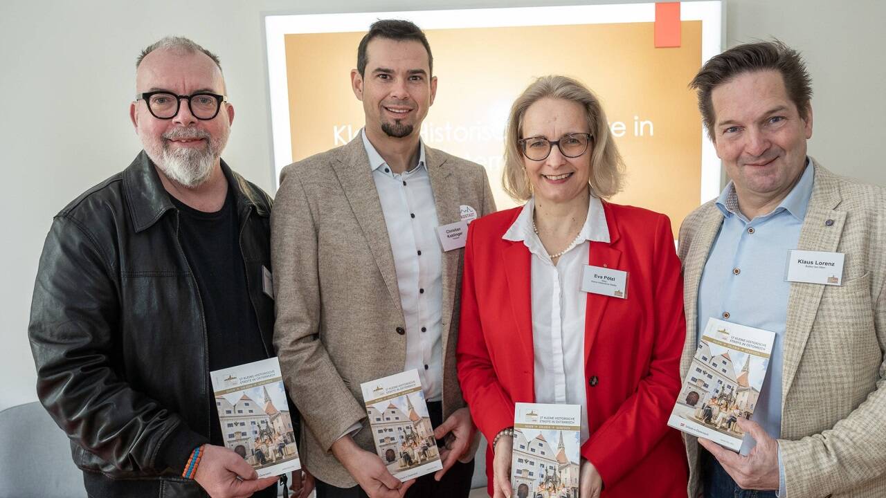 Tourismuschefs der kleinen historischen Städte (KHS) bei der Präsentation am Dienstag in Wien: von links Rainer Candido (Hallein), Christian Koblinger (Radstadt), Eva Pötzl (KHS-Geschäftsführerin, Steyr) und Klaus Lorenz (KHS-Präsident, Baden). 