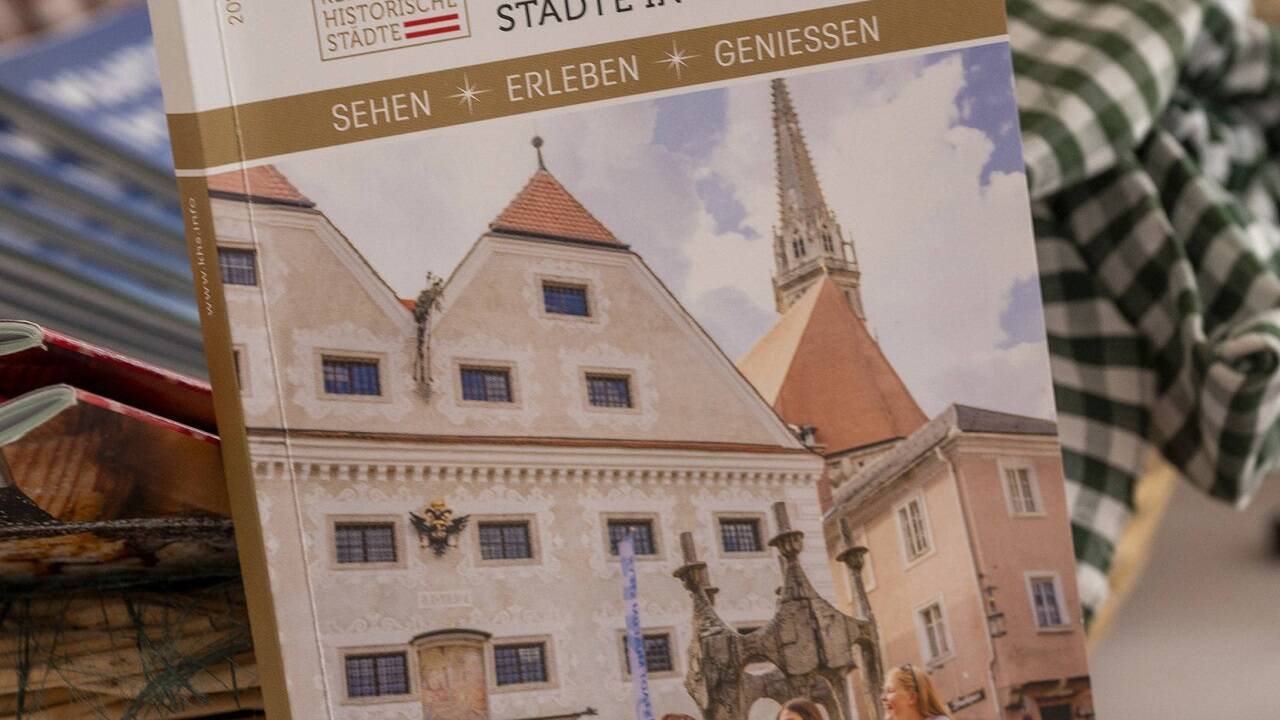 Der neue Reiseführer für 17 kleine historische Städte ist in den jeweiligen Tourismusbüros gratis erhältlich, solange der Vorrat reicht. 
