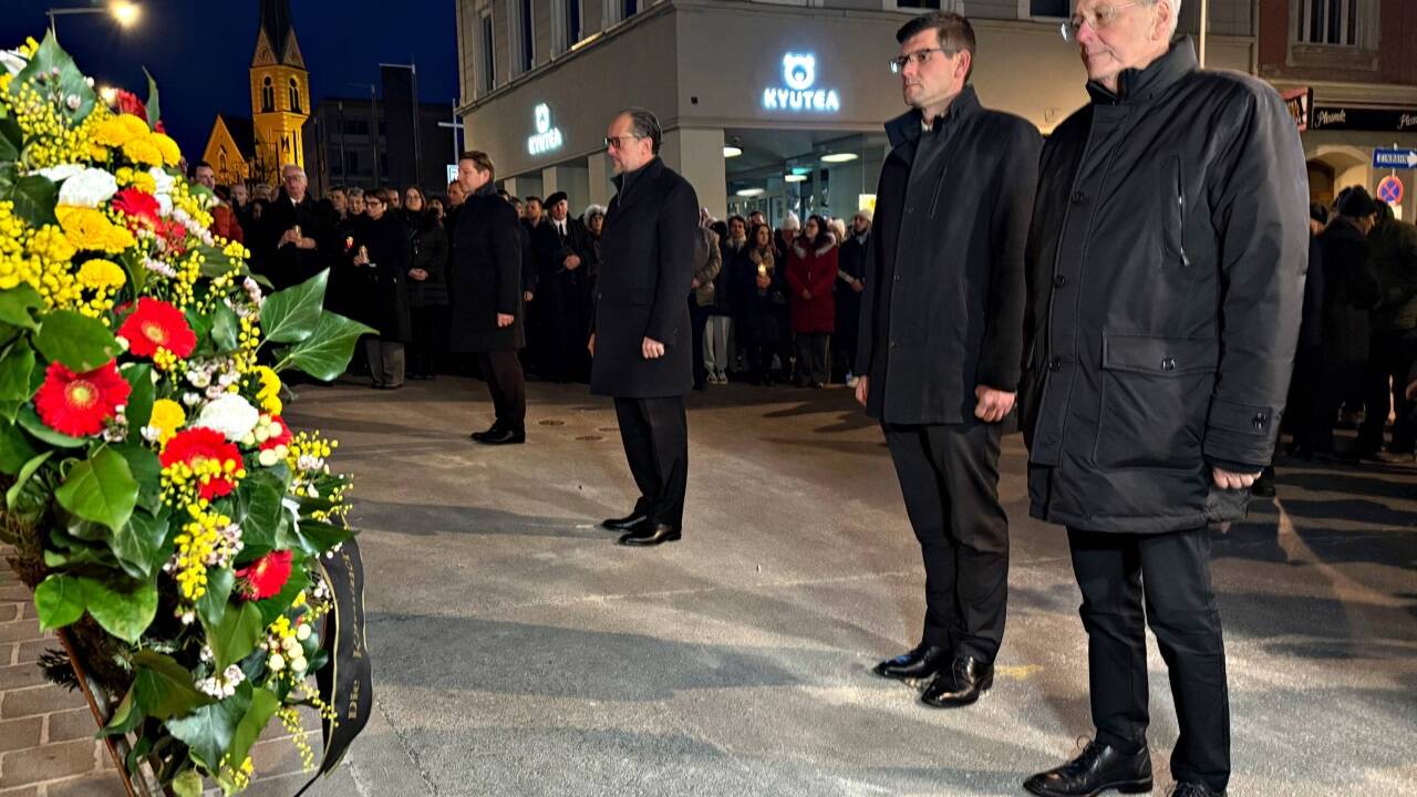 Interimskanzler Alexander Schallenberg (ÖVP), Landeshauptmann Peter Kaiser (SPÖ) und Landeshauptmannstellvertreter Martin Gruber (ÖVP) anlässlich der Trauerfeierlichkeiten und einem Gedenkmarsch durch die Innenstadt nach dem Villach-Anschlag. 