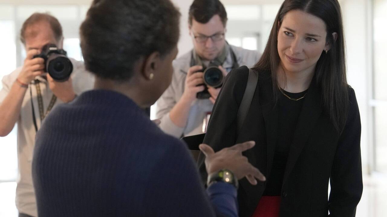Olivia Wales (rechts), Presseassistentin im Weißen Haus, im Gespräch mit Darlene Superville von der US-Nachrichtenagentur Associated Press. Der Agentur ist der Zugang ins Weiße Haus und in die Air Force One nun verwehrt.  Olivia Wales (rechts), Presseassistentin im Weißen Haus, im Gespräch mit Darlene Superville von der US-Nachrichtenagentur Associated Press. Der Agentur ist der Zugang ins Weiße Haus und in die Air Force One nun verwehrt.