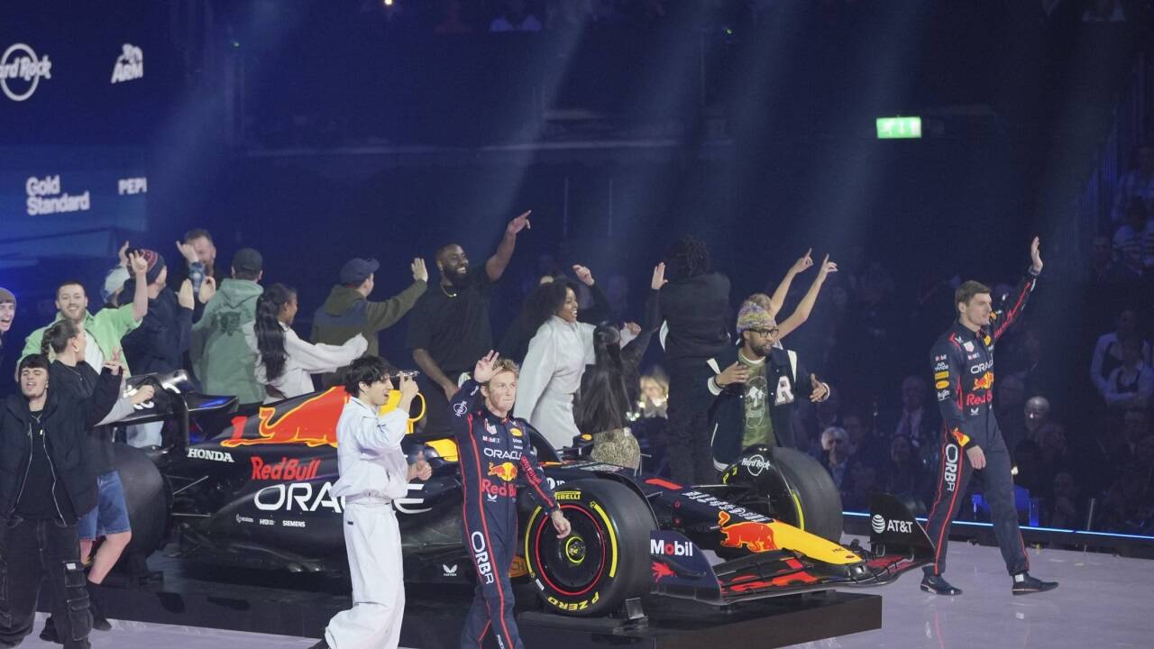 Befremdlich: Der hüpfende Flashmob bei der Präsentation des Red-Bull-Boliden von Weltmeister Max Verstappen und seinem neuen Teamkollegen Liam Lawson. Befremdlich: Der hüpfende Flashmob bei der Präsentation des Red-Bull-Boliden von Weltmeister Max Verstappen und seinem neuen Teamkollegen Liam Lawson.