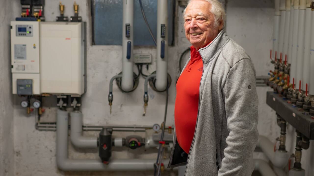 Pensionist Erich Andessner-Niedermüller aus Salzburg vor seiner Fernwärmeheiztechnik (kleines Foto). 