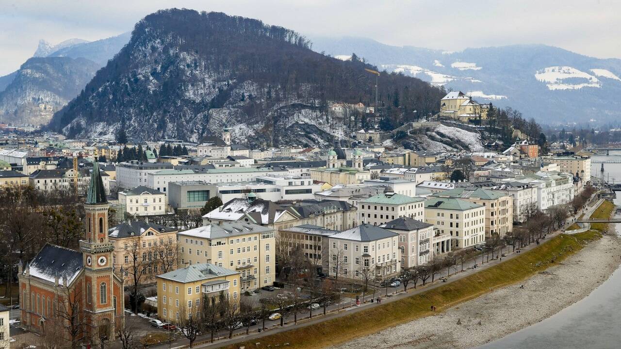 Der Kapuzinerberg im Stadtbild von Salzburg. Eine „Barriere“ für den Verkehr ist er bis heute.  