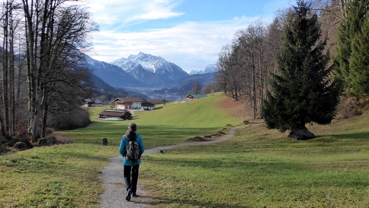 Watzmann, Hochkalter (Bildmitte) und der Markt Berchtesgaden sind während der Dorfrunde fast immer im Blickfeld. 