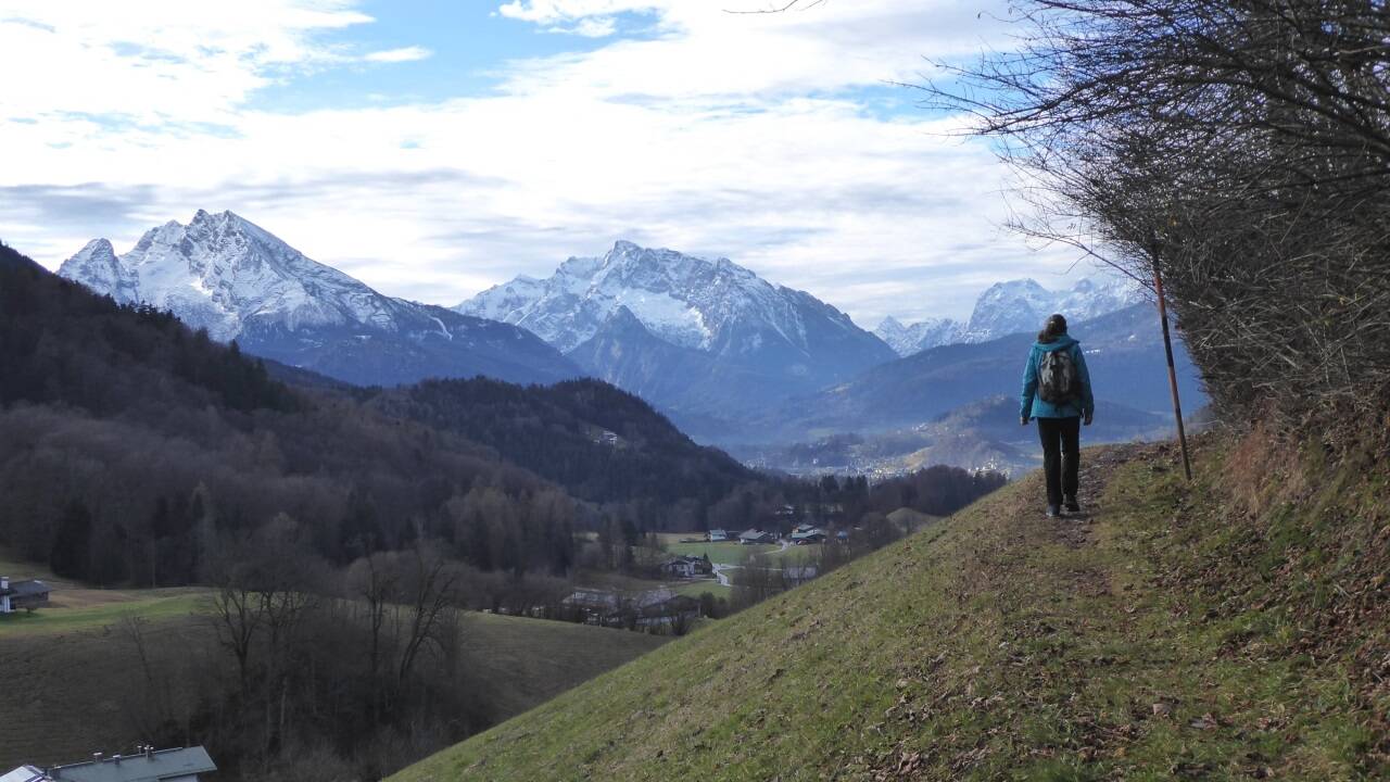 Watzmann, Hochkalter (Bildmitte) und der Markt Berchtesgaden sind während der Dorfrunde fast immer im Blickfeld. 