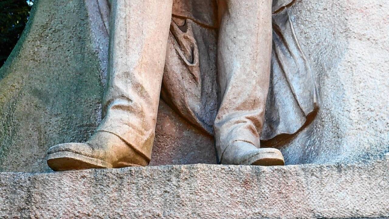 Detailblicke auf die Skulptur.  