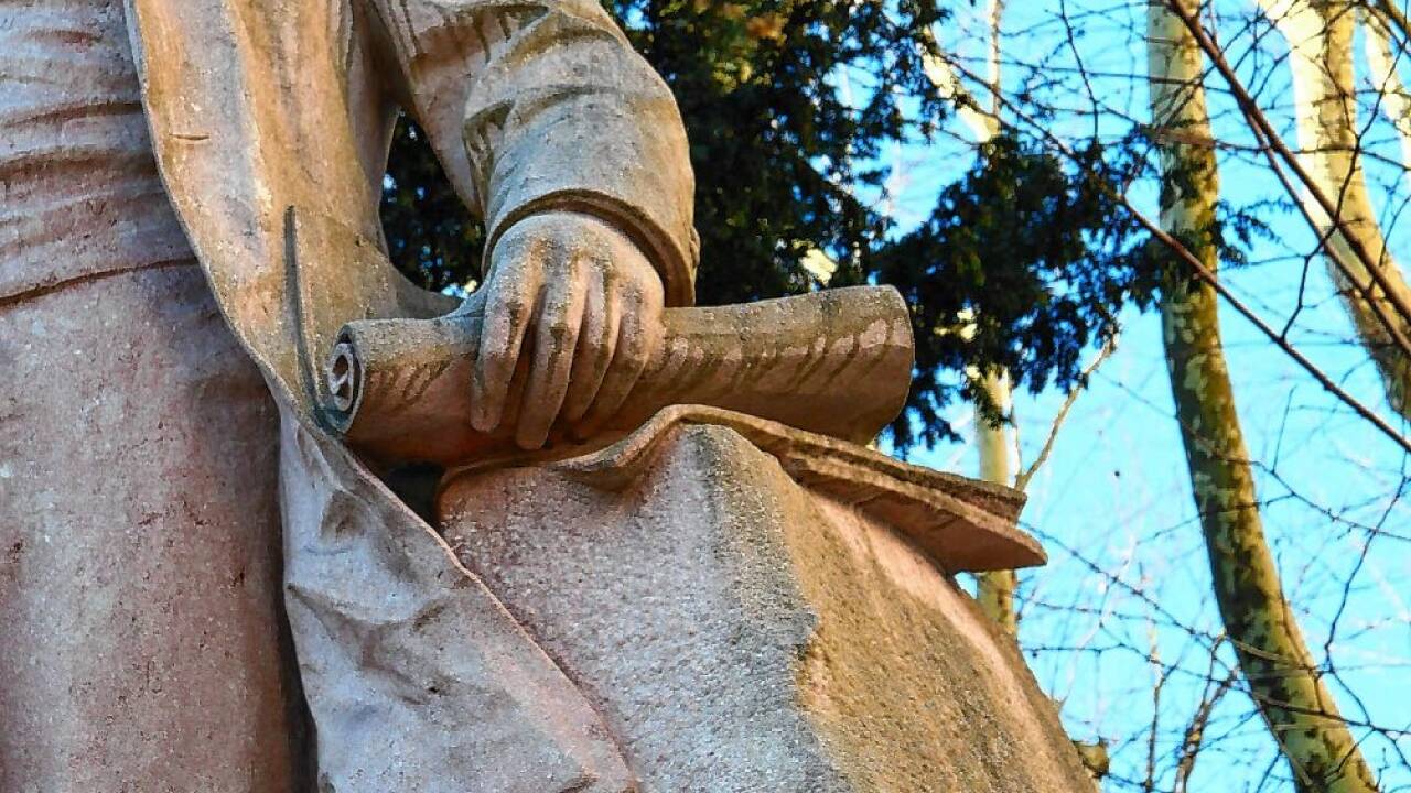 Detailblicke auf die Skulptur.  