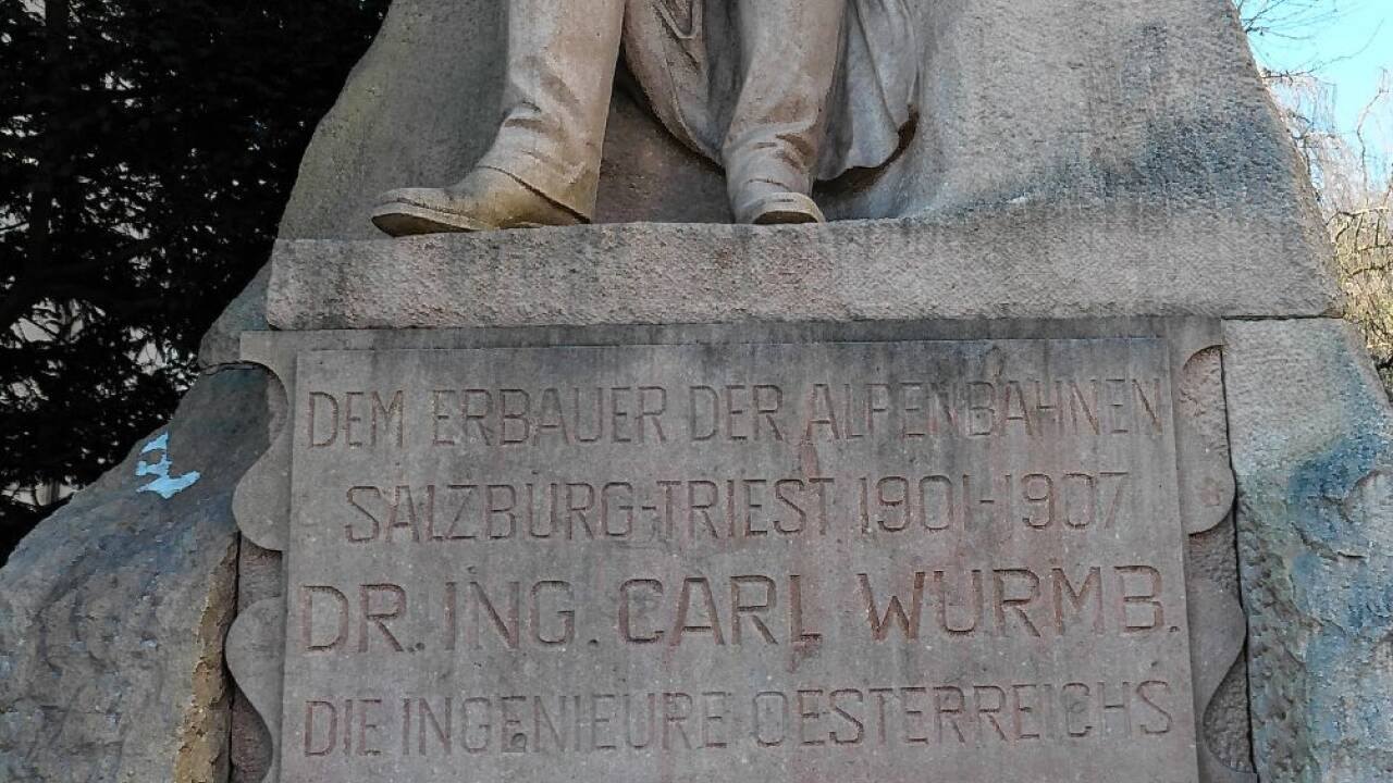 Die marmorne Inschrifttafel.  