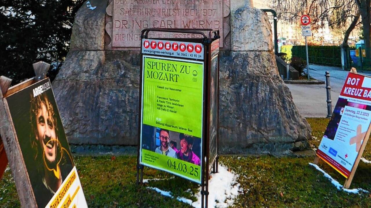 Plakatständer verstellen den Blick.  
