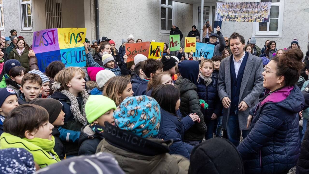 Am Freitag rückt die Schule wie geplant zu einem Marsch durch die Stadt aus. Das Bild zeigt die Kundgebung im Schulhof vom 7. Februar. Am Tag davor war das Aus für die Schule verkündet worden.  