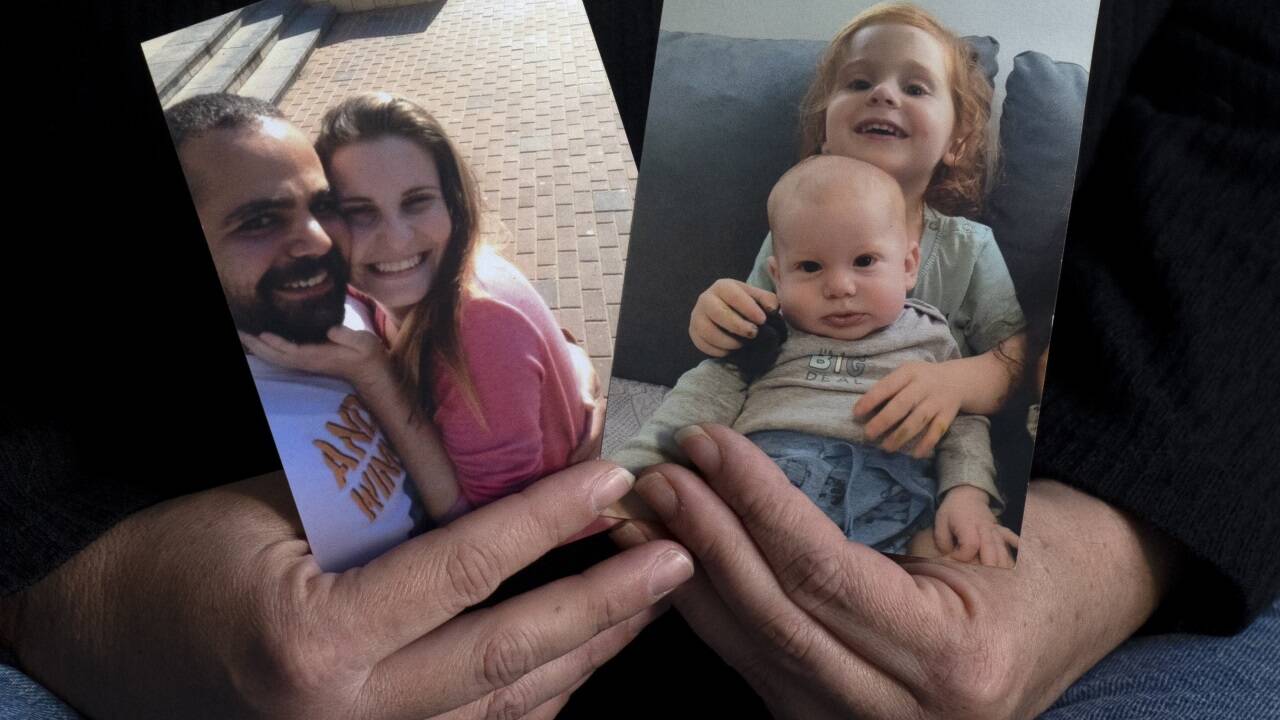 Yifat Zeiler, die Cousine von Shiri Bibas, hält Fotos von Shiri, Yarden, Ariel und Kfir in Händen.  