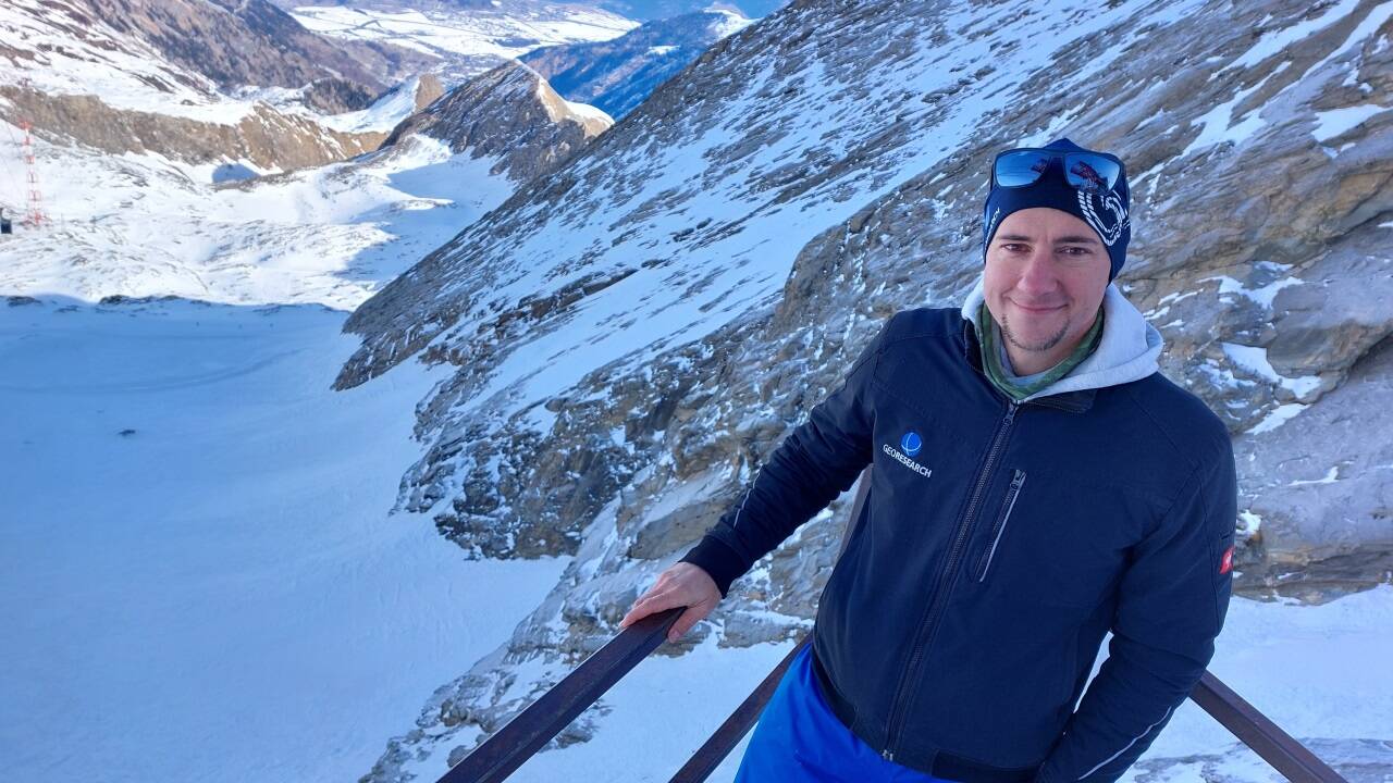 Ingo Hartmeyer vor der Nordwestwand des Kitzsteinhorns, in der mehrere Messpunkte sind.  