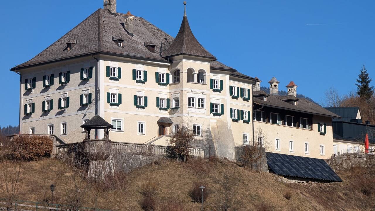 In Schloss Oberrain in Unken werden seit 1959 Jugendliche mit Lernschwäche ausgebildet. Während der NS-Zeit waren dort Mütter mit ihren Kindern in NSV-Heimen auf Erholung. Wie und ob Schloss Oberrain und die benachbarte Villa Heiden miteinander in Verbindung stehen, ist bisher ein Rätsel. 