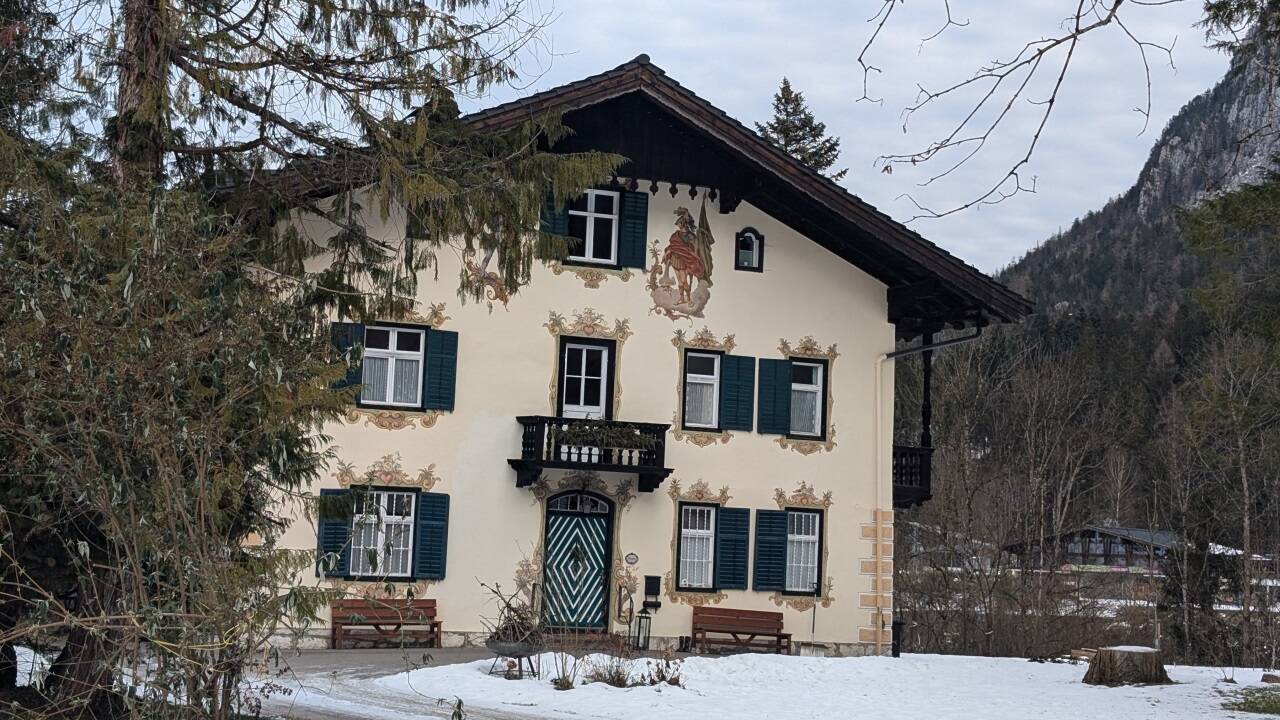 Die Villa Heiden steht nur wenige Hundert Meter von Schloss Oberrain entfernt an einem Hang abseits des Zentrums von Unken. 