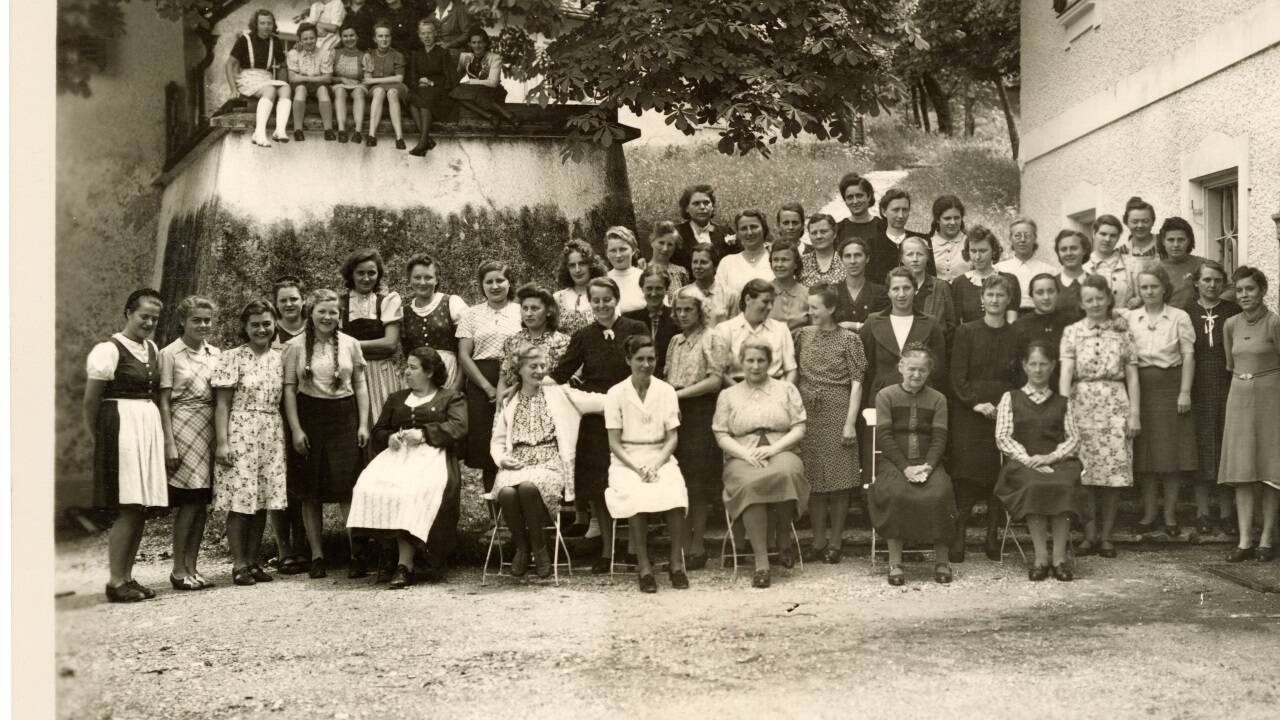 Mütter und Kinder vor dem NSV-Heim auf Schloss Oberrain. 