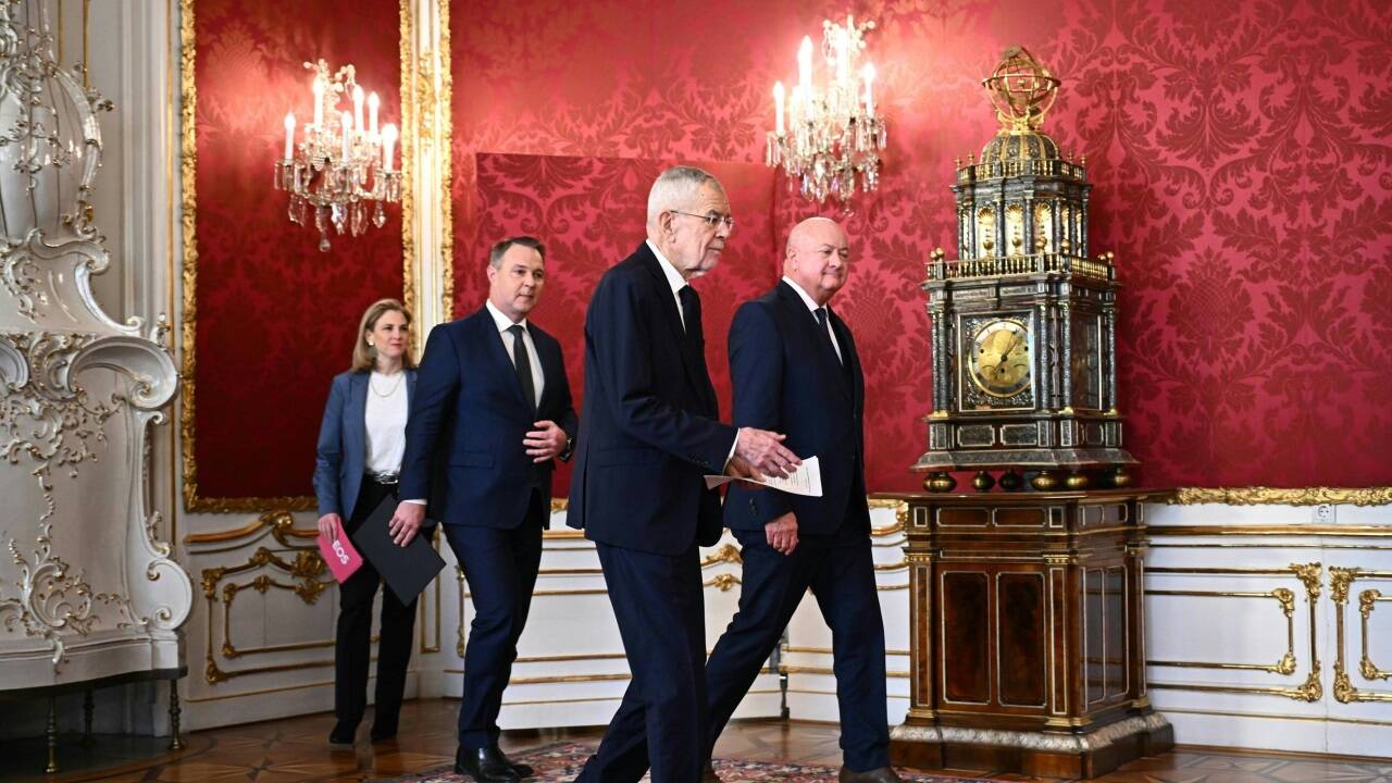 Unterwegs in Richtung Dreierkoalition: Beate Meinl-Reisinger, Andreas Babler und Christian Stocker nach ihrem Gespräch mit Bundespräsident Alexander Van der Bellen.  