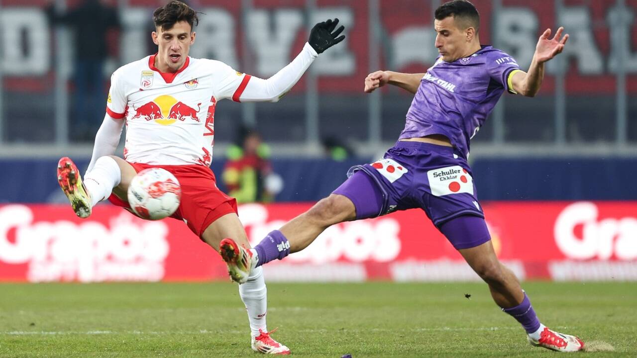 Red Bull Salzburg um Nicolas Capaldo (links) siegte bei Austria Wien. 