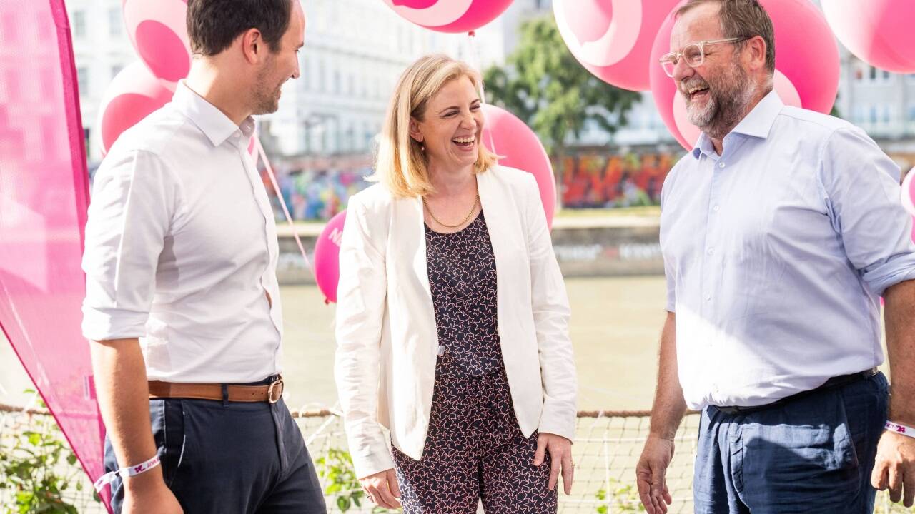 Neos-Regierungstrio mit zwei Salzburgern: Neben Parteichefin Beate Meinl-Reisinger als Außenministerin sollen Christoph Wiederkehr (Bildung) und Sepp Schellhorn als Staatssekretär für Bürokratieabbau und Deregulierung mit ÖVP und SPÖ regieren.  Neos-Regierungstrio mit zwei Salzburgern: Neben Parteichefin Beate Meinl-Reisinger als Außenministerin sollen Christoph Wiederkehr (Bildung) und Sepp Schellhorn als Staatssekretär für Bürokratieabbau und Deregulierung mit ÖVP und SPÖ regieren.