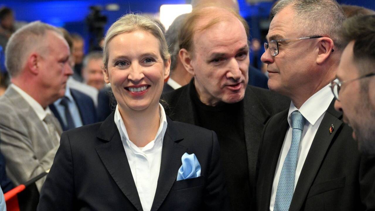 Nach den ersten Hochrechnungen von ARD und ZDF kommt die rechtspopulistische AfD auf Platz zwei, gefolgt von der bisherigen Kanzlerpartei SPD und den Grünen. Während Kanzler Olaf Scholz seine Niederlage einräumte, kündigte Merz eine rasche Regierungsbildung an. 