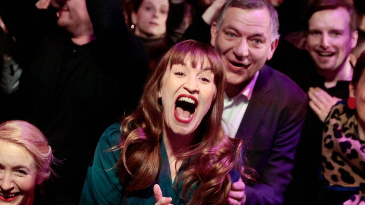 Laut der ersten ZDF-Hochrechnung kamen die Unionsparteien auf 28,7 Prozent, die AfD auf 19,8 Prozent und die SPD auf 16,4 Prozent. Die Grünen erreichten 12,3 Prozent. Die Linke ist demnach mit 8,9 Prozent sicher im Parlament. 