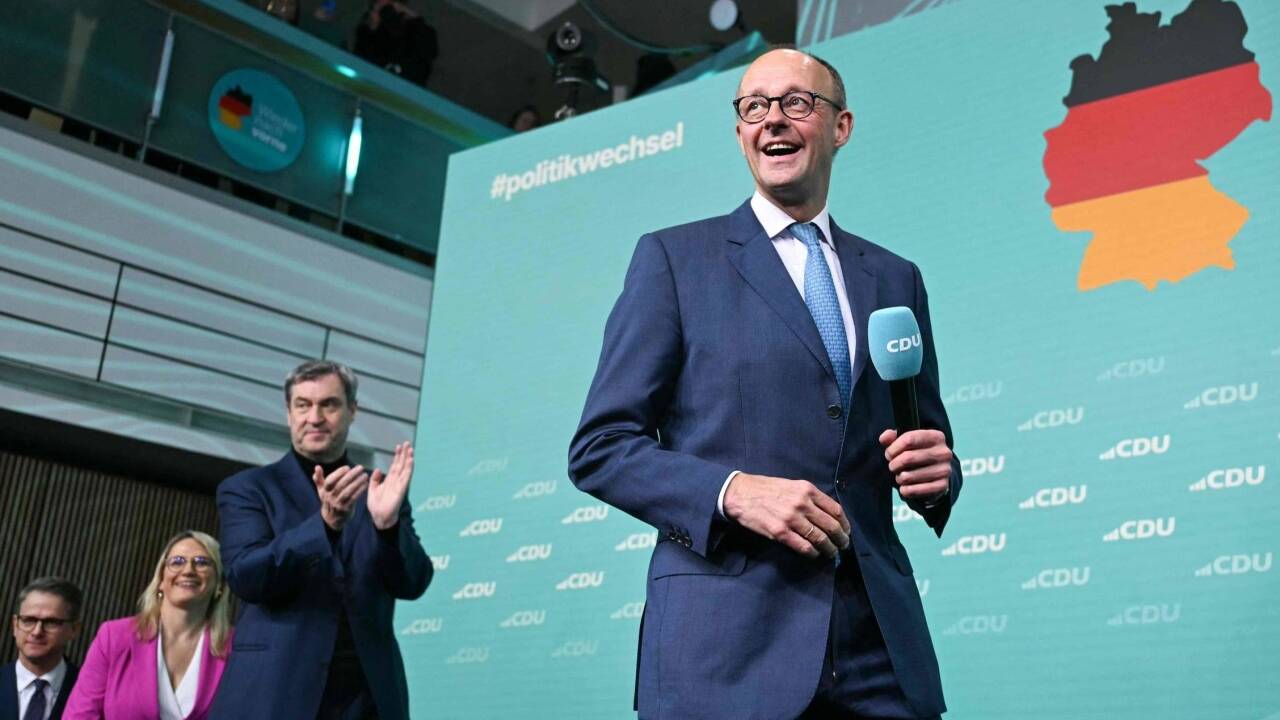 Die oppositionellen Unionsparteien haben die Bundestagswahl in Deutschland am Sonntag mit deutlichem Abstand gewonnen und werden damit voraussichtlich mit CDU-Chef Friedrich Merz den nächsten Kanzler stellen. Im Bild mit Bayerns Ministerpräsident Markus Söder am Sonntagabend. 