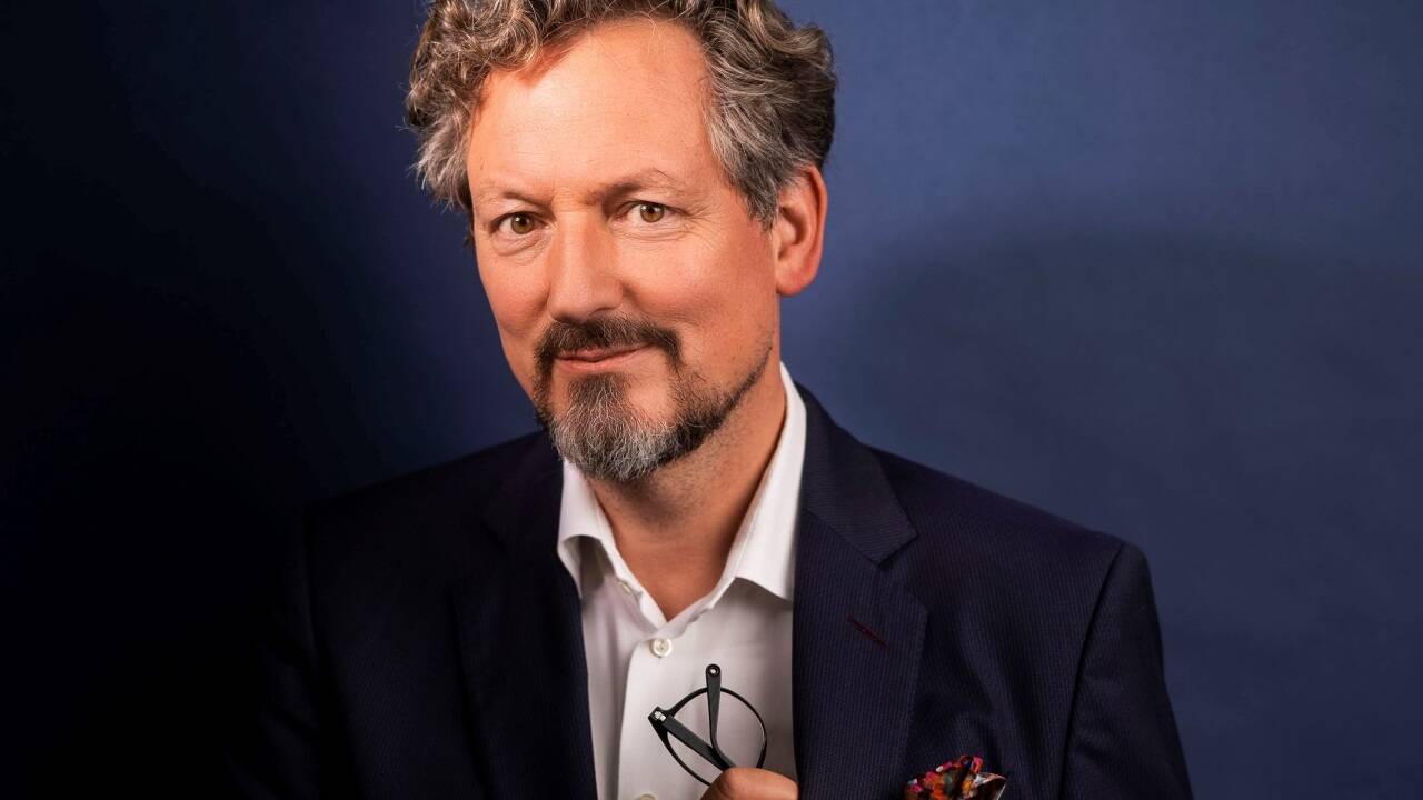 Eckart von Hirschhausen ist Arzt, Fernsehmoderator, Kabarettist, Zauberer, Fernsehproduzent, Wissenschaftsjournalist und Autor.  