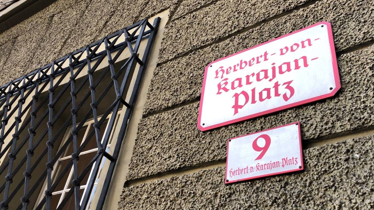 Straßenschild am Salzburger Großen Festspielhaus.  