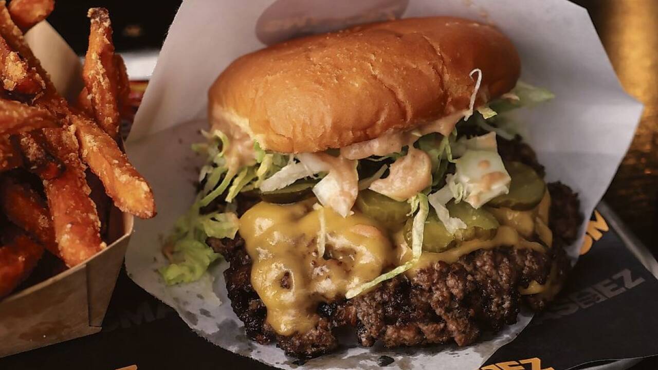 Der Smashez Burger ist einer der Signatur-Burger des Streetfood-Lokals.  