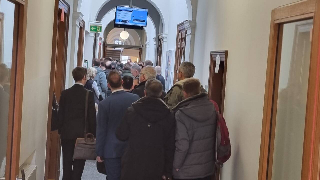 Großer Andrang im Landesgericht Ried: Gläubiger entscheiden Schicksal von KTM.  