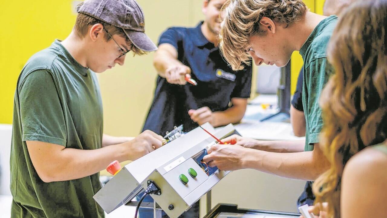 In Feldbach eröffnet das erste Technikhaus für Kinder, um frühzeitig Interesse an MINT-Berufen zu entfachen. Eltern zahlen einen geringen Beitrag für Nachmittage, an denen die Kinder in Bereichen wie Holz, Metall und Elektro handwerken können. 