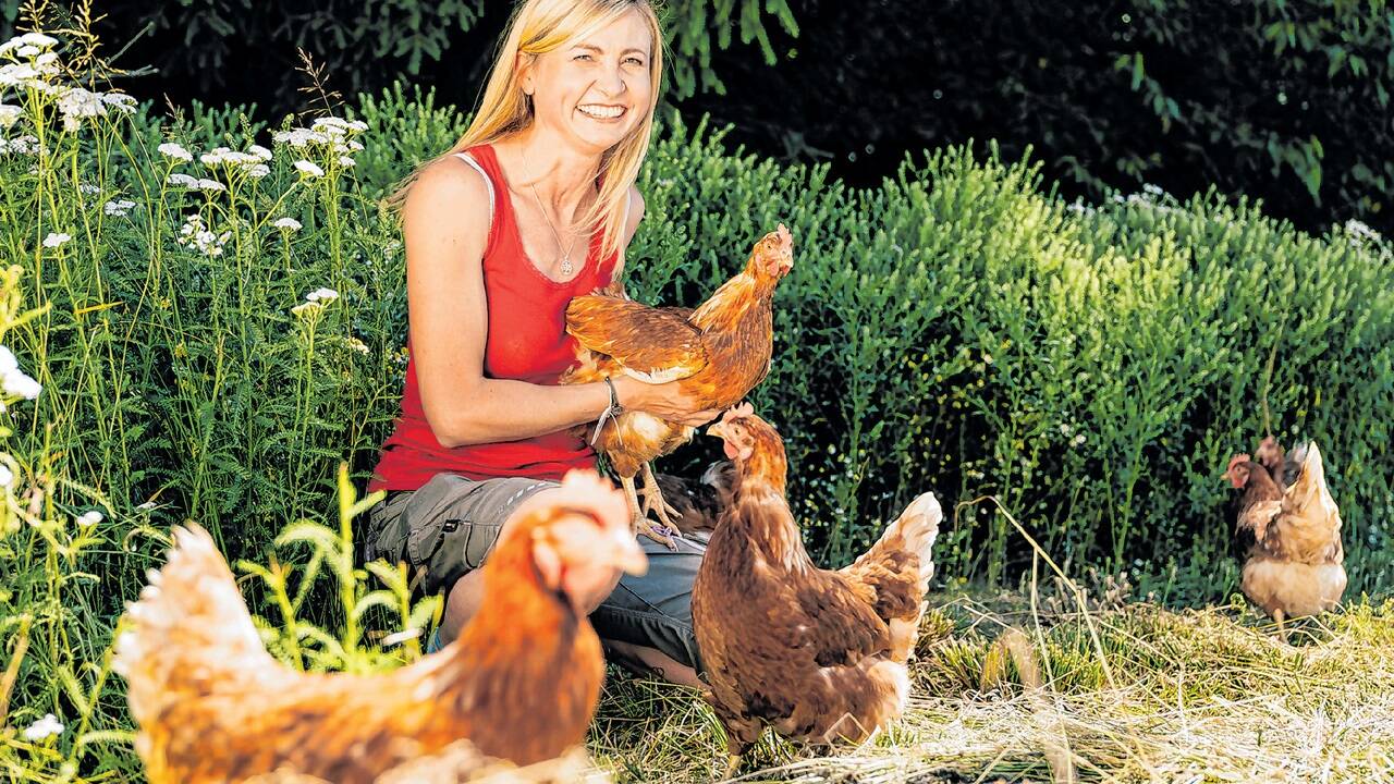 Nina Schweinzger lernte erst den Beruf der Pädagogin und kehrte danach zum elterlichen Betrieb zurück. Heute fertigt und verkauft sie Nudeln und vermittelt Wissen an Schulklassen. 