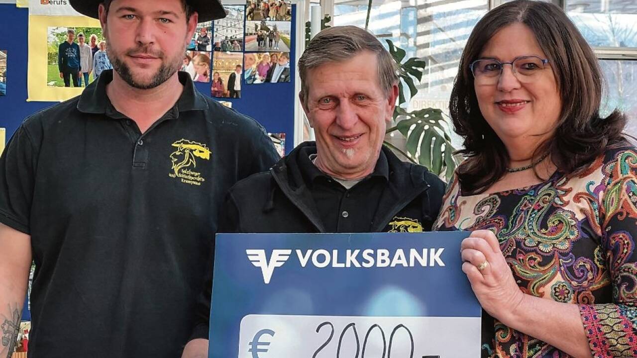 Scheckübergabe: Georg Salcher und Günther Polanec mit Direktorin Gabriela Wieser.   Scheckübergabe: Georg Salcher und Günther Polanec mit Direktorin Gabriela Wieser.