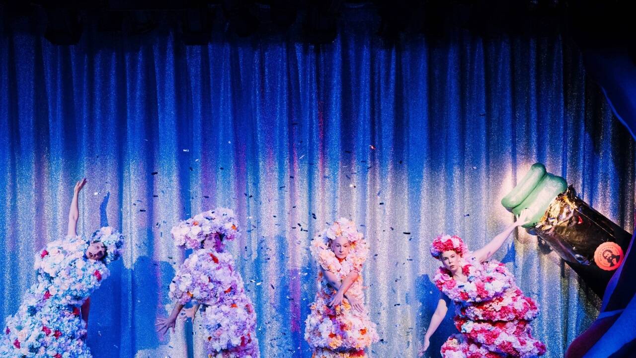 Szene aus Stefanie Sargnagels Theatershow „Opernball“. 