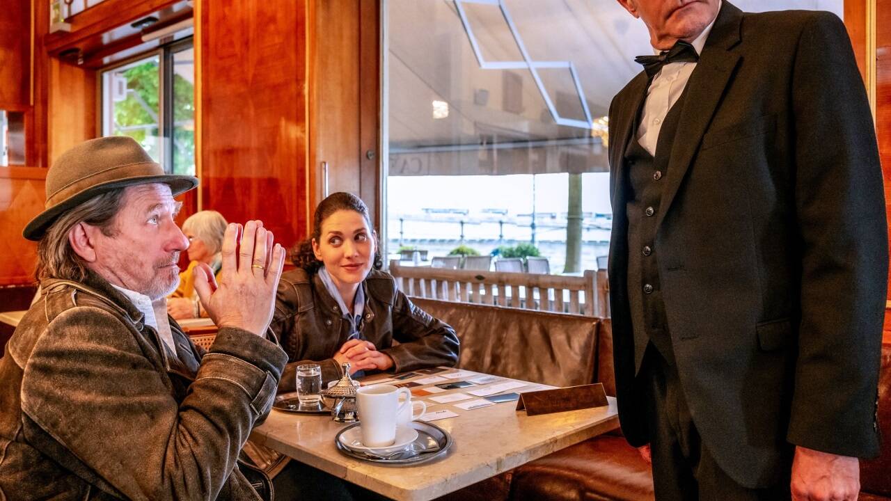 Im Café Bazar (v. l.): Michael Fitz (Hubert Mur), Fanny Krausz (Irene Russmeyer) und Helmut Bohatsch (Herr Wolfgang). 