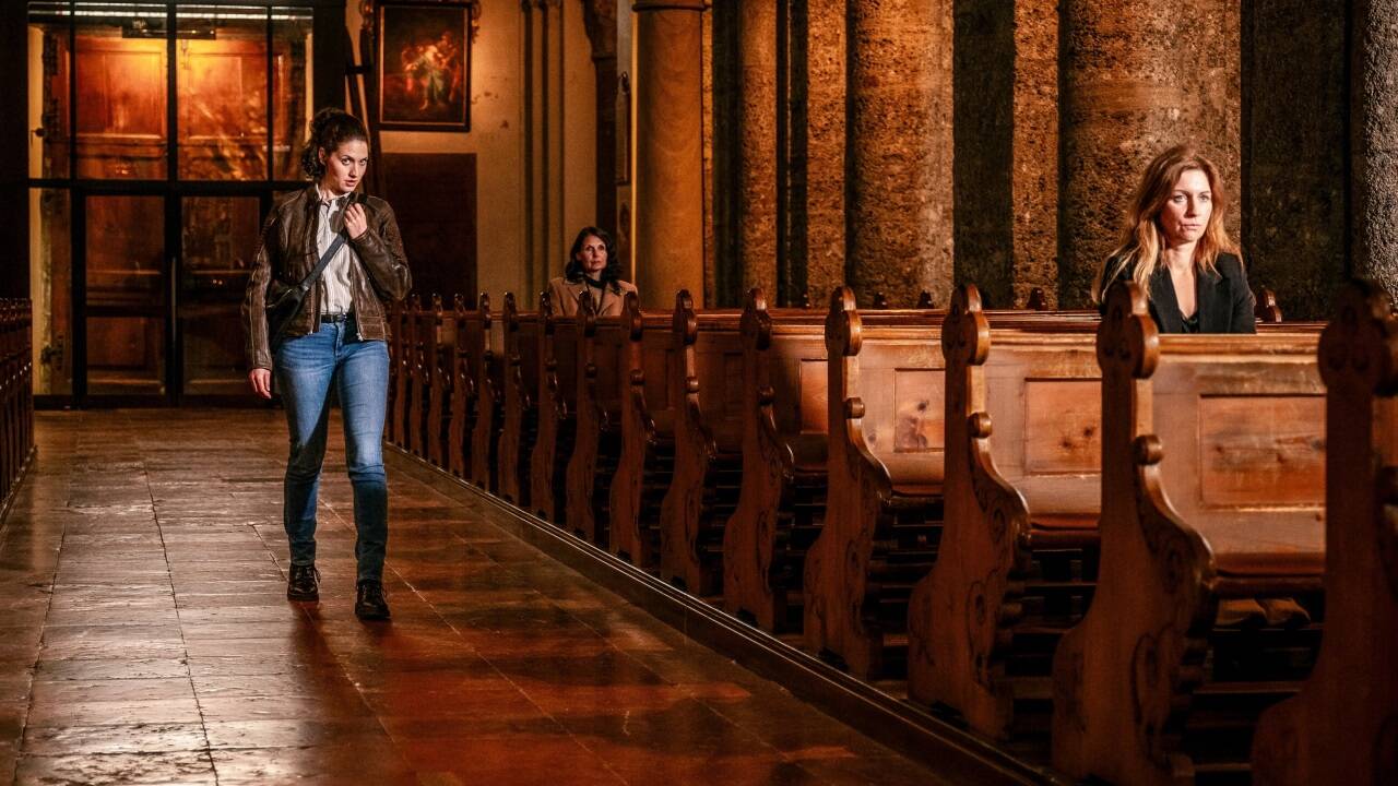 Schauspielerin Fanny Krausz in der Rolle der Kripo-Ermittlerin Irene Russmeyer in der Salzburger Franziskanerkirche.  