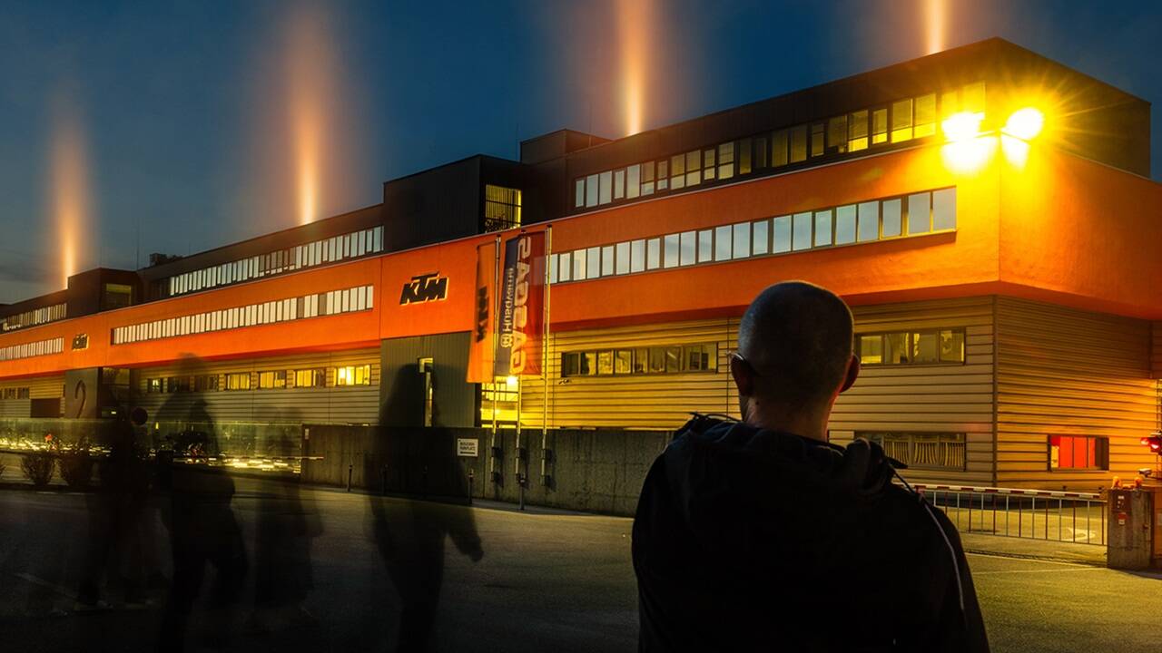 Die Erleichterung ist nach der KTM-Rettung groß. Am Dienstagabend wurde die Rettung im Werk gefeiert. Das Gebäude spielte ein besonderes Lichtspiel.  