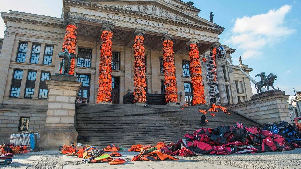 Ai Weiwei erinnert mit Schwimmwesten an Flüchtlinge