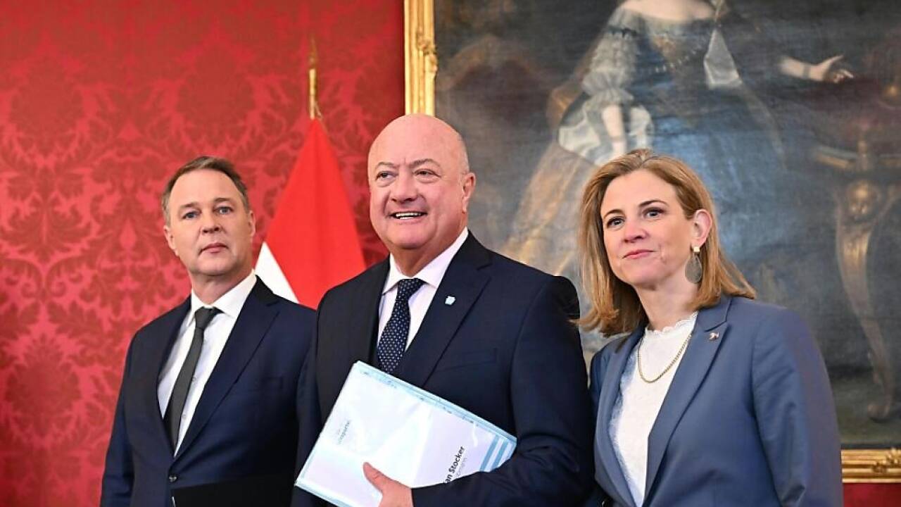 Die drei Parteichefs Andreas Babler (SPÖ), Christian Stocker (ÖVP) und Beate Meinl-Reisinger (Neos) haben ihr Regierungsprogramm fertiggestellt.  Die drei Parteichefs Andreas Babler (SPÖ), Christian Stocker (ÖVP) und Beate Meinl-Reisinger (Neos) haben ihr Regierungsprogramm fertiggestellt.