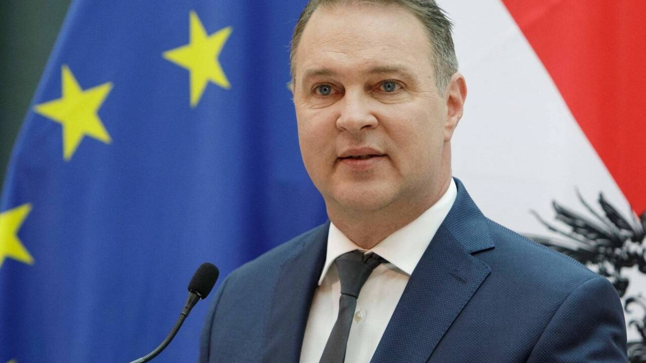 Andreas Babler in der Pressekonferenz über das künftige Regierungsprogramm.  