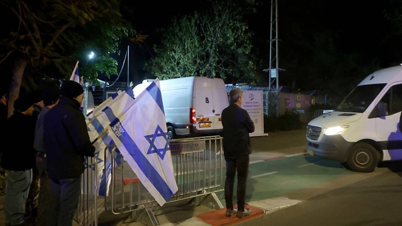 Israelische Fahnen bei der Rückkehr der getöteten Geiseln 