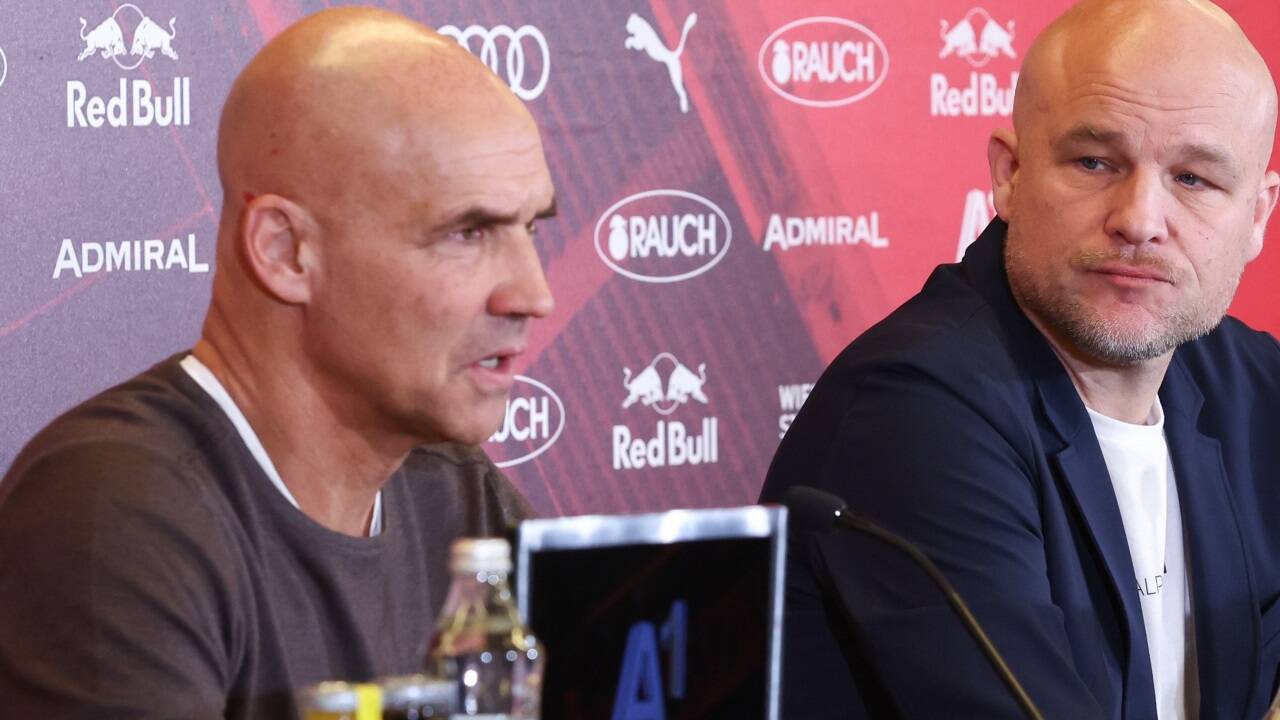 Salzburgs Sportgeschäftsführer Rouven Schröder (r.) könnte den Kader von Trainer Thomas Letsch noch vor der Club-WM in den USA verstärken.  