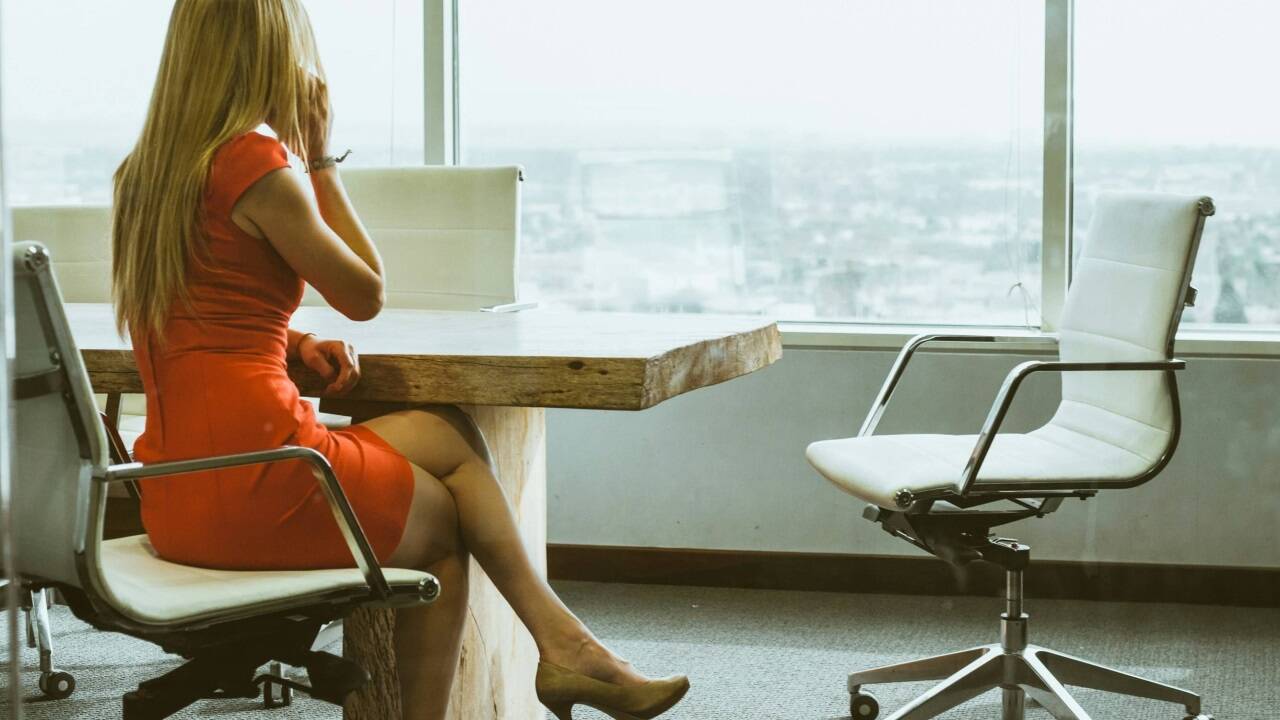 Die Attraktivität von Personen, speziell von Frauen, spielt eine zentrale Rolle in der Berufswelt. 