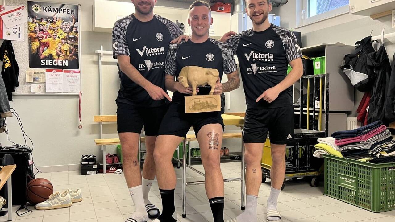 Drei der Siezenheimer Stier-Helden mit der Trophäe – in den Händen und auf den Beinen: Fabian Groiss, Eric Hoppenthaler und Patrick Mayer (von links). 