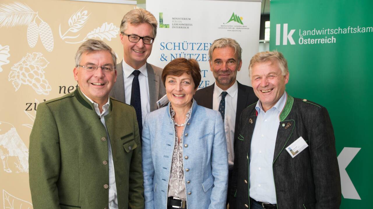 Landesrat Josef Schwaiger, Georg Häusler, Theresia Neuhofer, Arnold Schuler und Franz Eßl. 