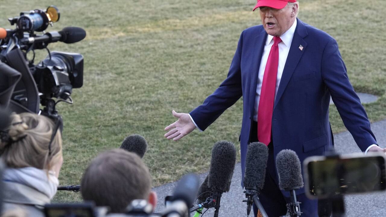 Trump spricht zu US-Reportern nach dem missglückten Termin mit dem ukrainischen Präsidenten. 