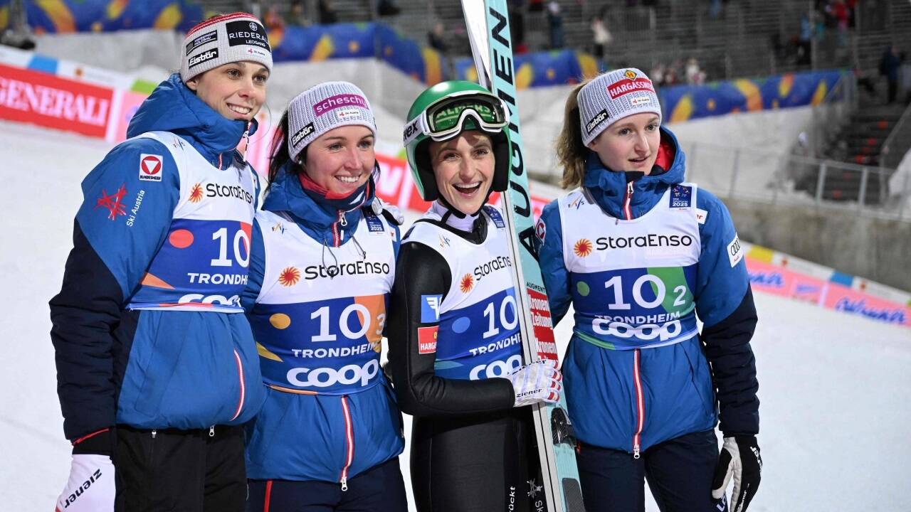 Lisa Eder, Jacqueline Seifriedsberger, Eva Pinkelnig und Julia Mühlbacher jubeln über Silber.  