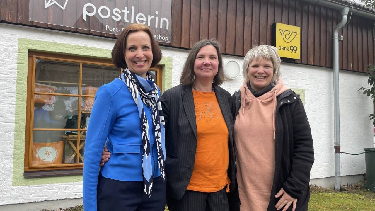 Hilde Prodinger (links im Bild) und Elena Wokatsch (Unternehmen anderskompetent) mit Anna Grienberger (Soziale Unternehmen Salzburg).  