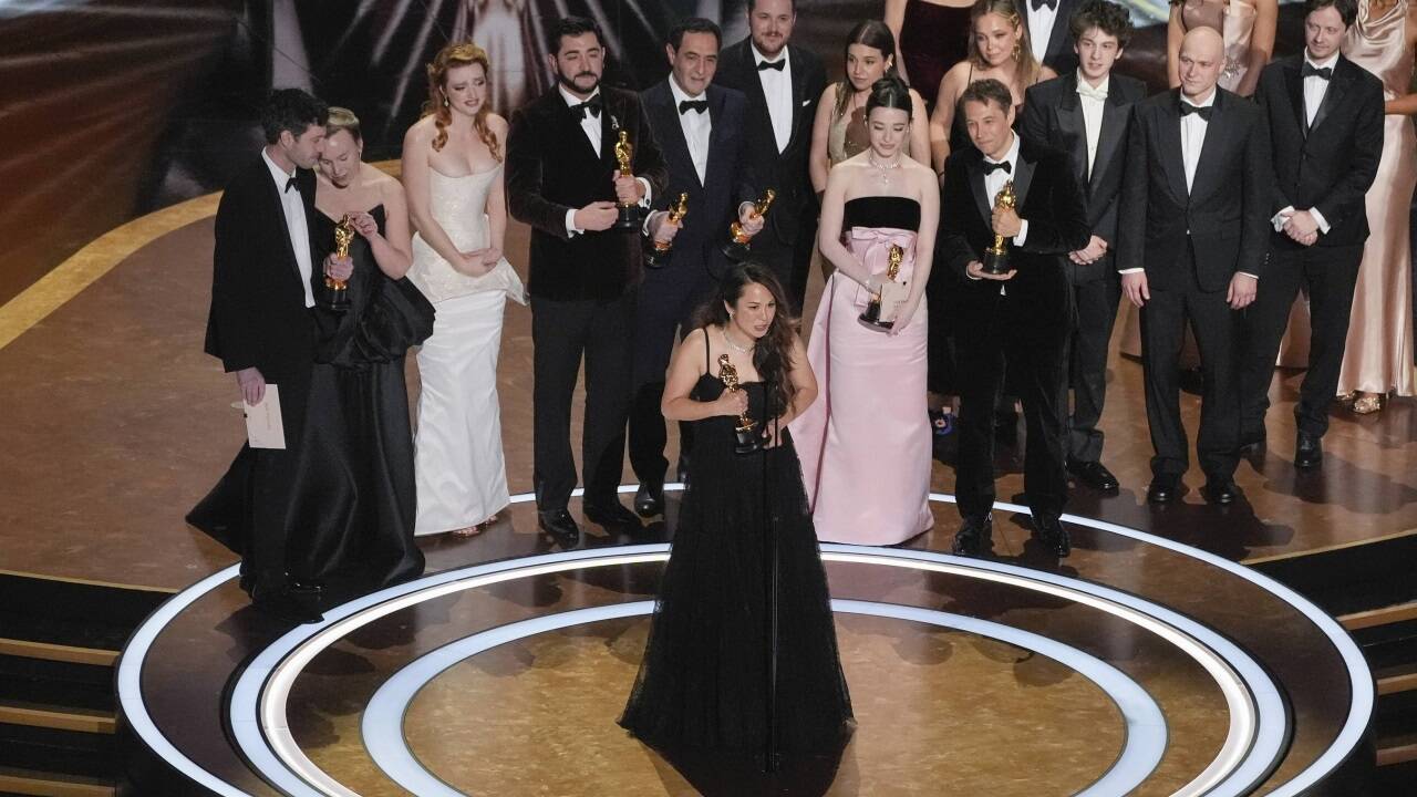 Samantha Quan bekommt den Oscar für den besten Film: „Anora“. 